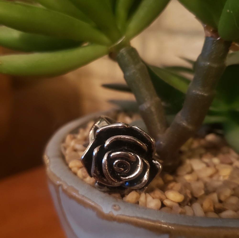 Stainless steel rose ring - Picture 4 of 5